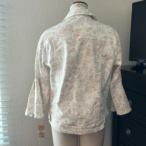 Like new jacket. It is a soft "jean jacket" style. The sleeves are 3/4 flared. - Picture 5 of 9